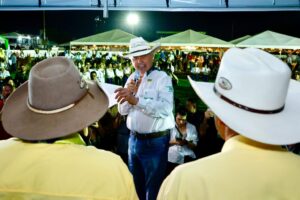 Caiado participa de cavalgada que reúne comitivas de todo o país em Goiânia