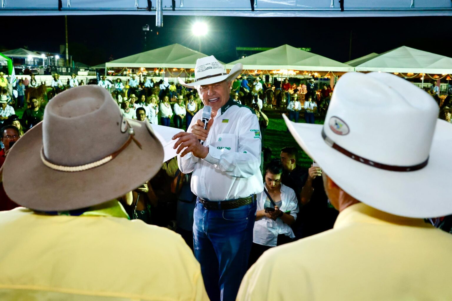 Caiado participa de cavalgada que reúne comitivas de todo o país em Goiânia